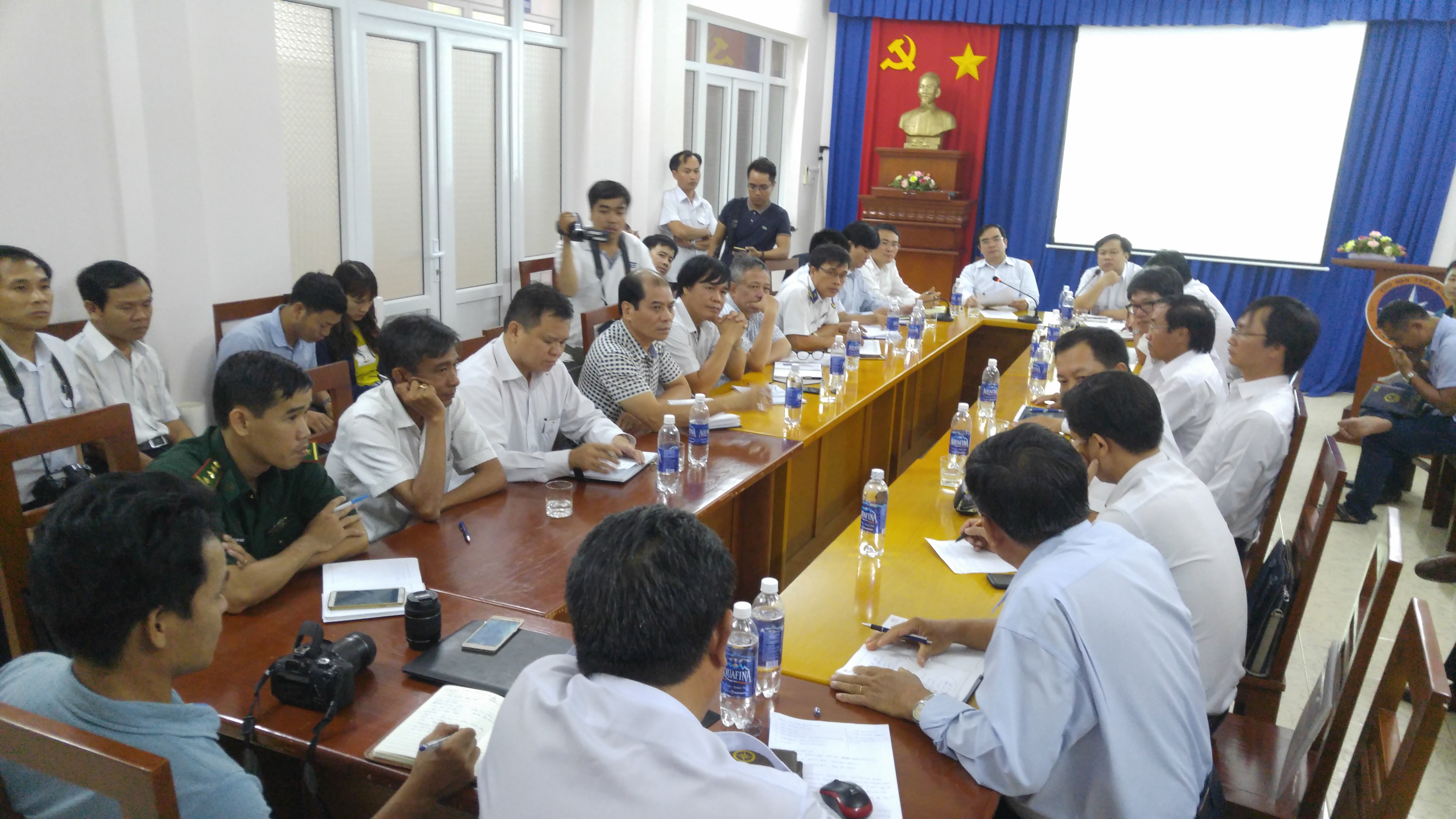 Lực lượng chức năng họp triển khai tìm kiếm cứu nạn
