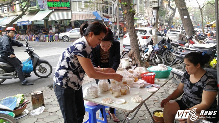 Tết H&agrave;n thực, người b&aacute;n b&aacute;nh tr&ocirc;i, b&aacute;nh chay tr&uacute;ng đậm.