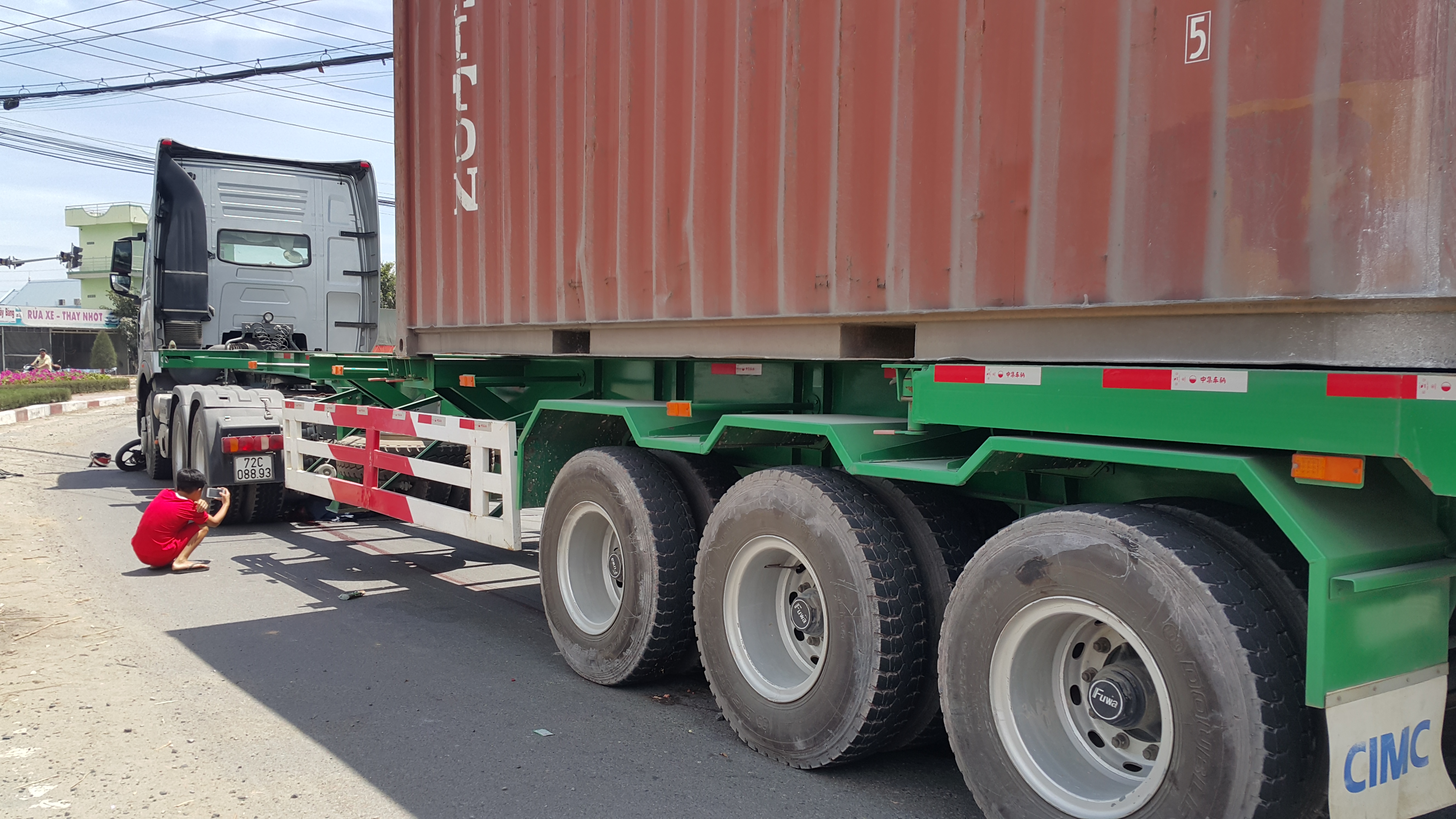 Đầu kéo nuốt trọn xe máy, 2 người tử vong