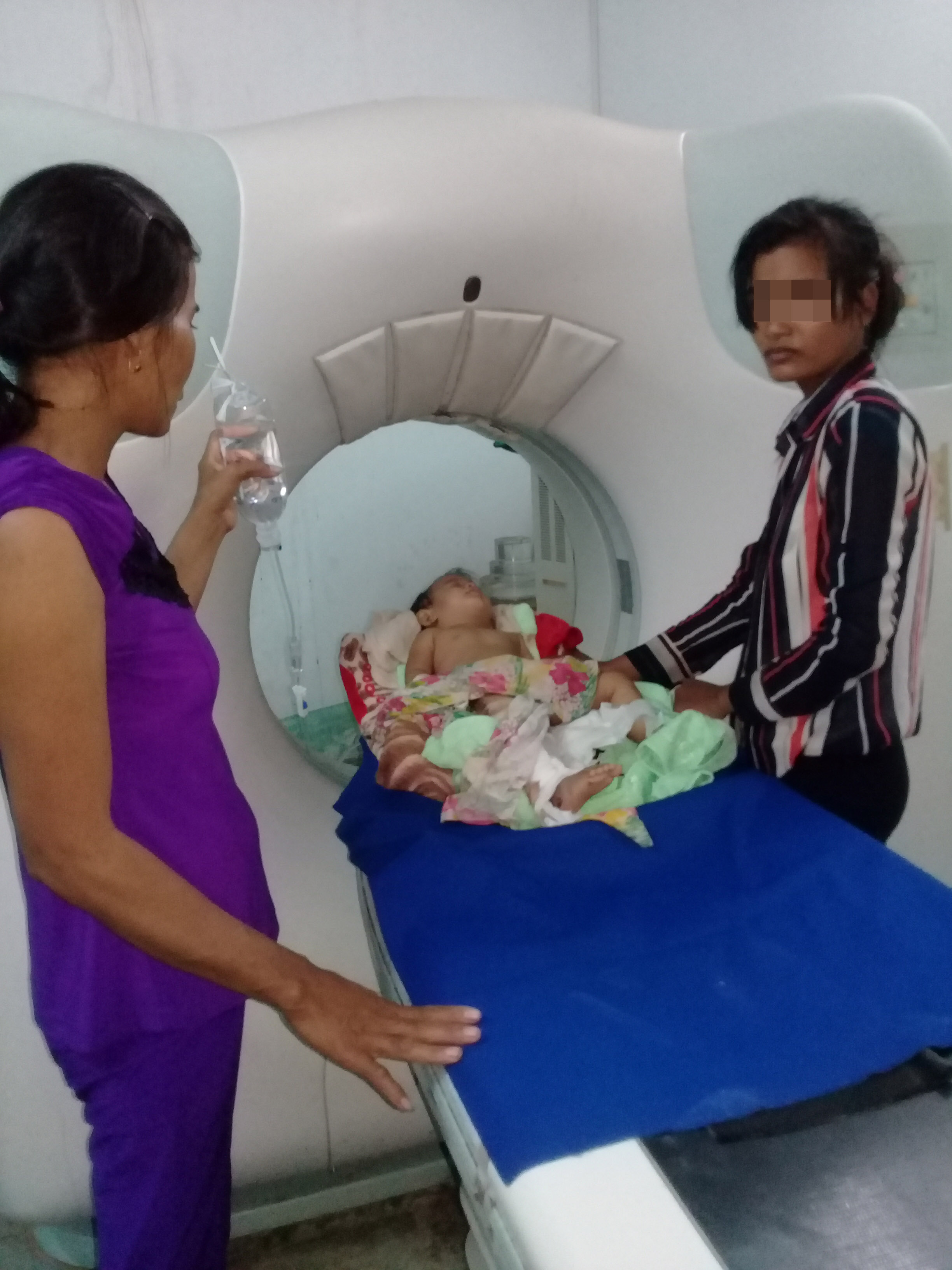 Lọt vào căm xe máy, bé 11 tháng tuổi nguy kịch