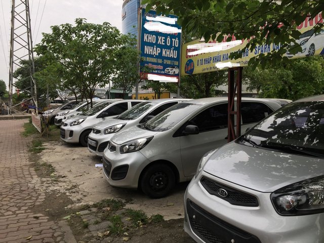 Những dòng xe cũ, giá rẻ, nhập khẩu cũng đang giảm giá rất mạnh, nhưng dù thế xe vẫn phơi nắng mưa mà ít khách hỏi mua