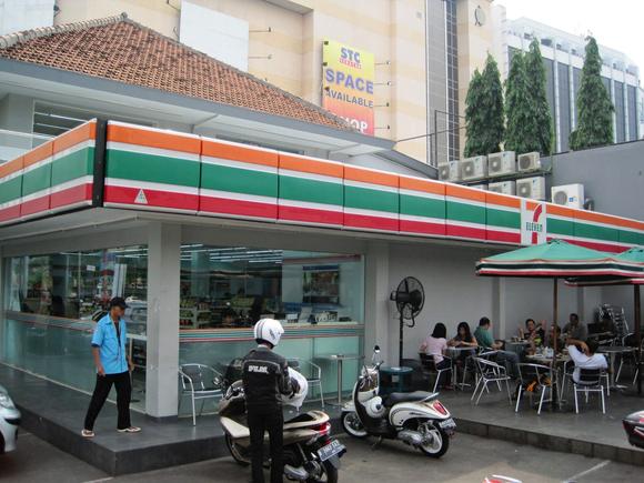 Indonesia: Đóng cửa toàn bộ cửa hàng tiện lợi 7-Eleven