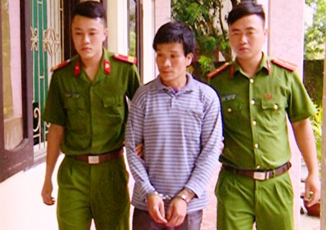 H&agrave; Văn Chỉnh bị C&ocirc;ng an huyện Quan H&oacute;a bắt giữ để l&agrave;m r&otilde; h&agrave;nh vi ch&eacute;m đ&agrave;n tr&acirc;u