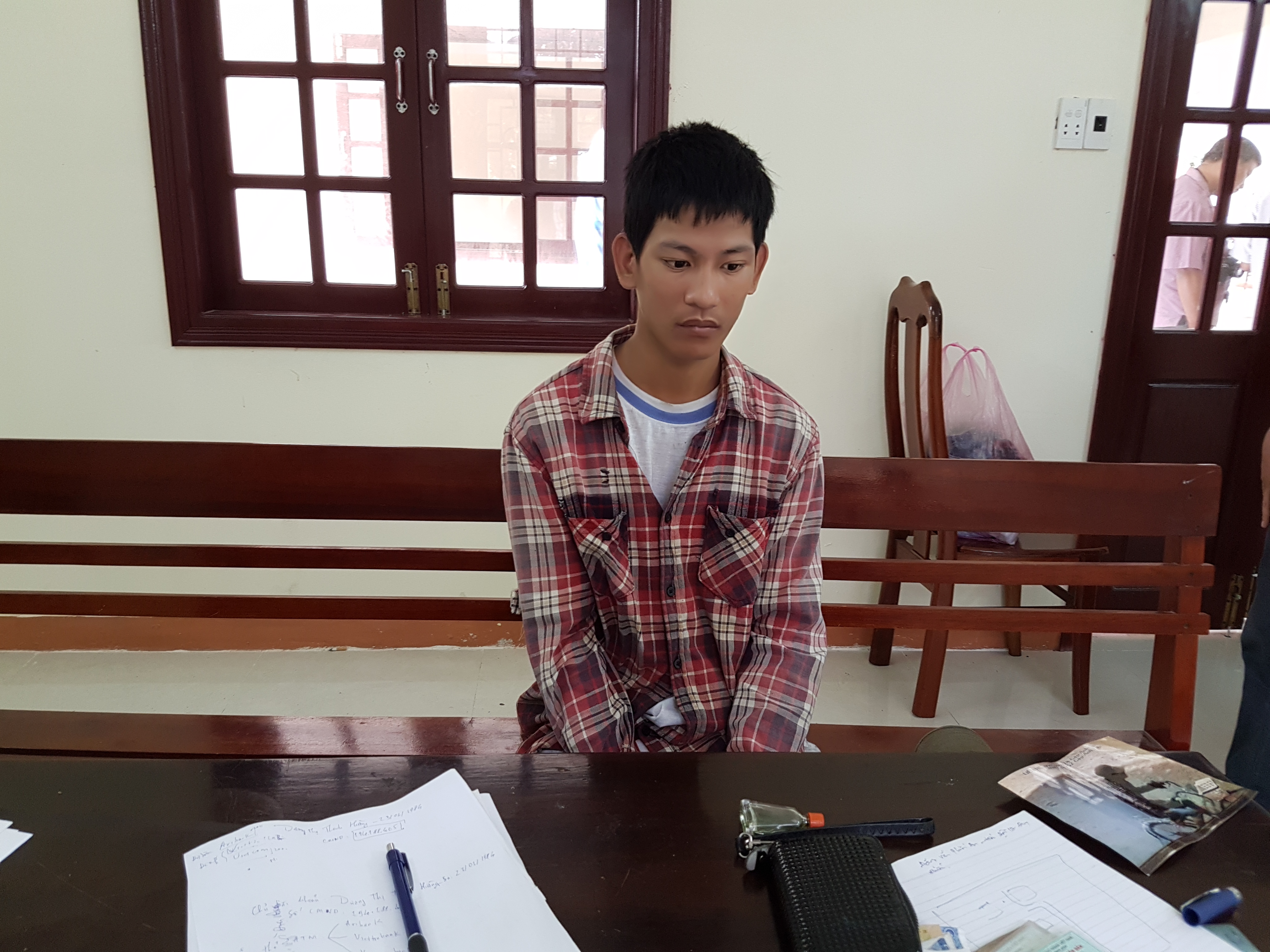 Kẻ trộm dụ dỗ bé gái 8 tuổi đưa lên nghĩa địa giở trò đồi bại