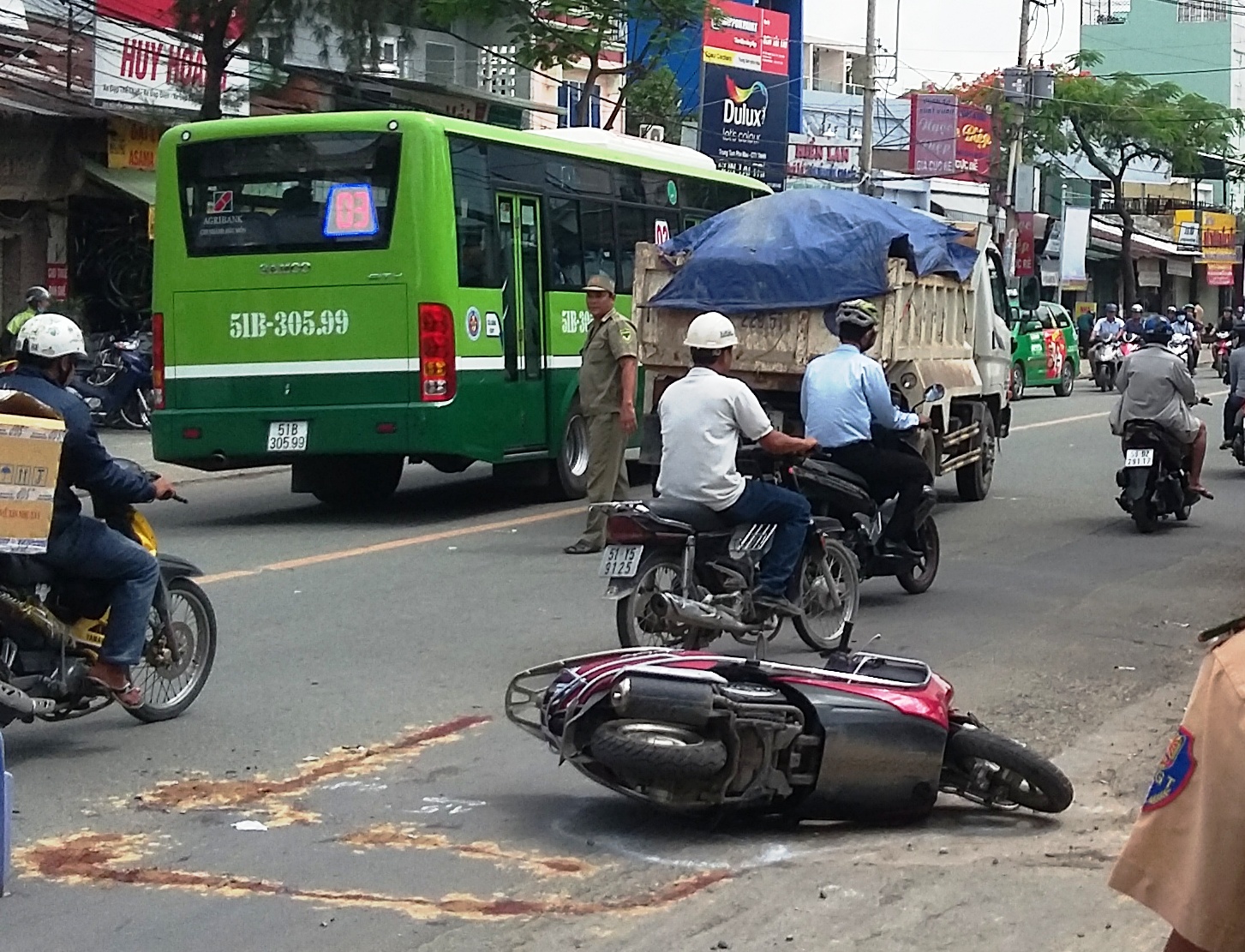 Cặp vợ chồng thương vong sau va chạm với xe ben
