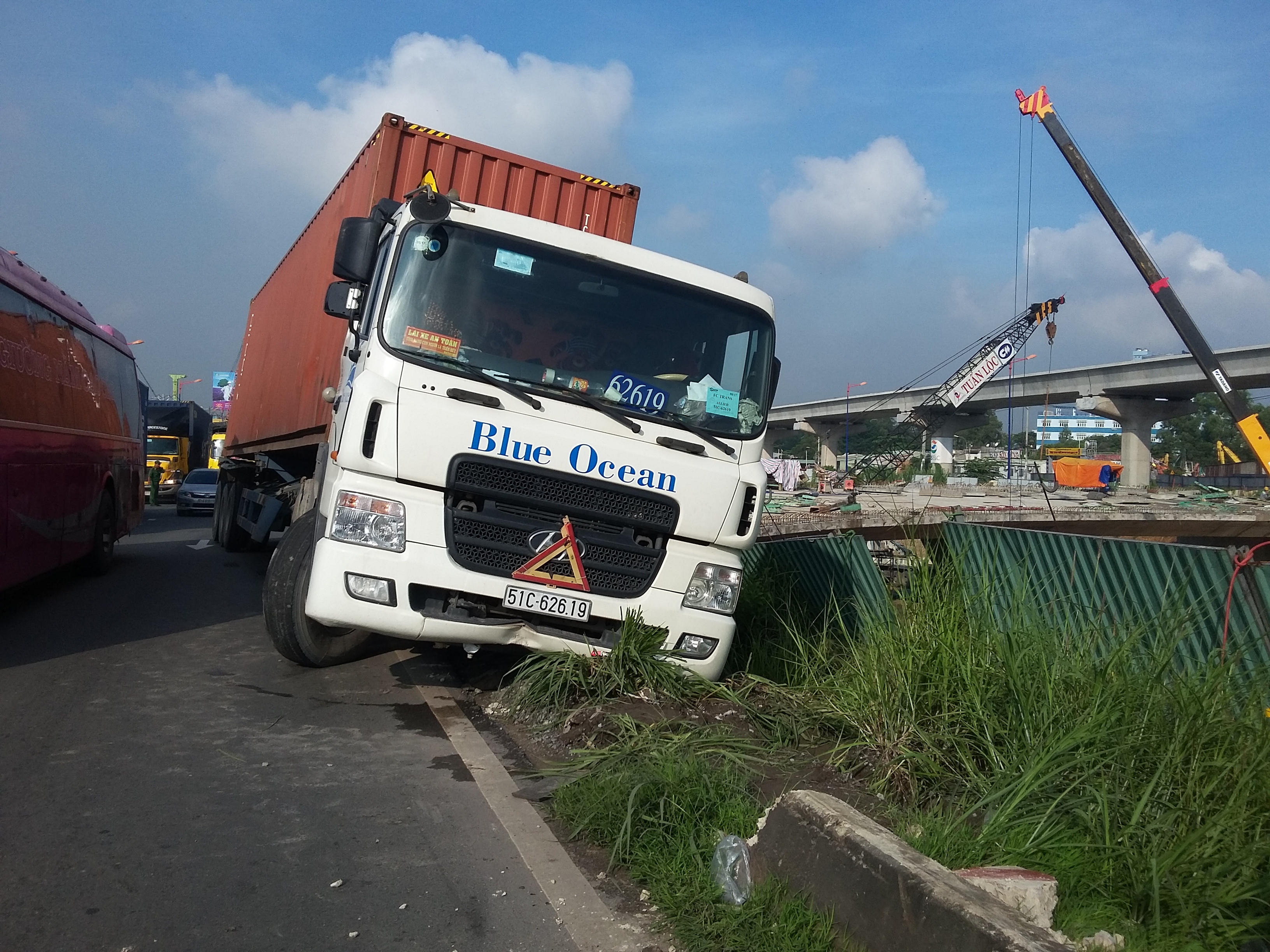 Xe đầu kéo đang chạy bỗng trượt dài trên Quốc lộ 1