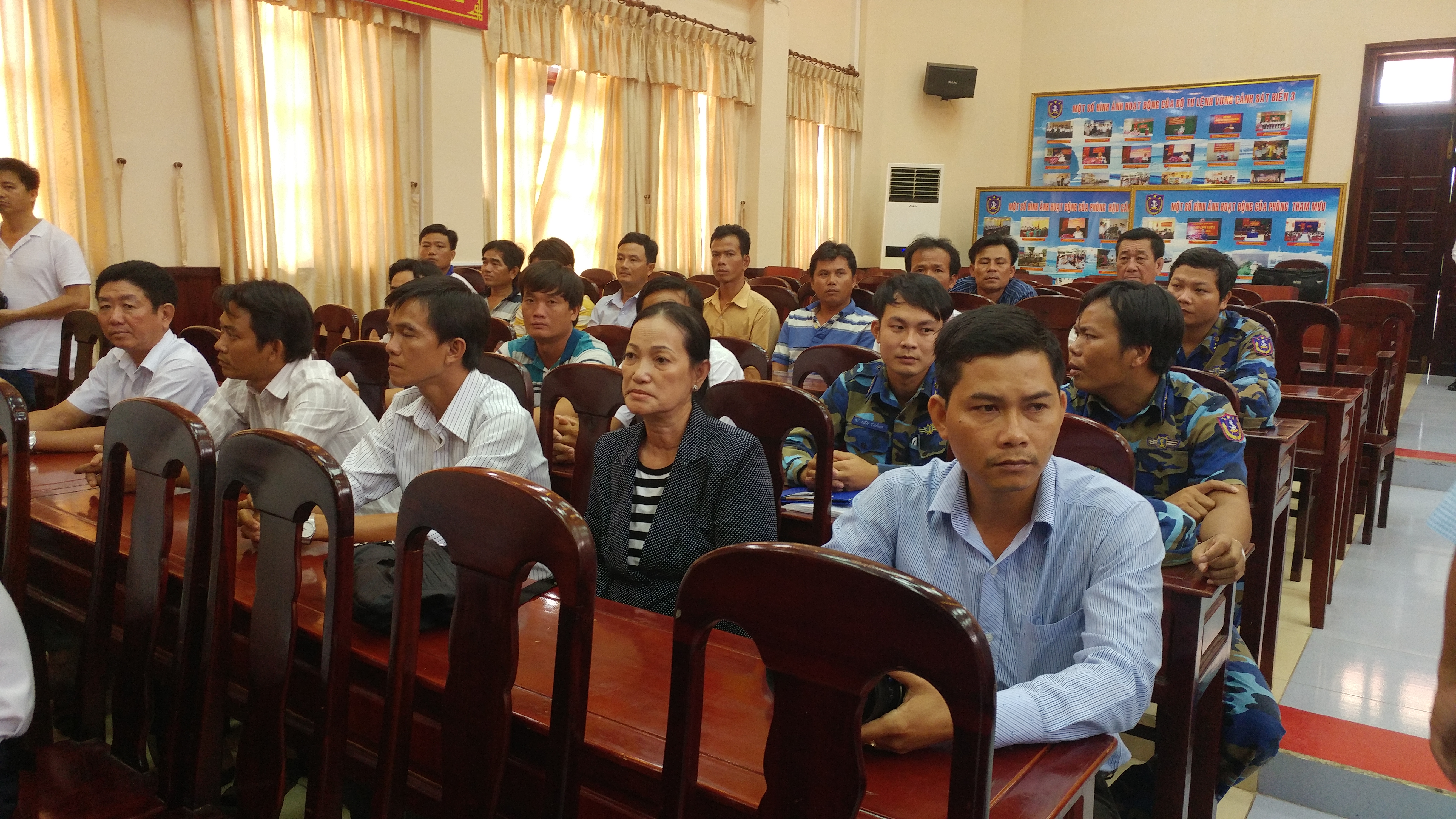 T&agrave;u nước ngo&agrave;i đ&acirc;m ch&igrave;m t&agrave;u c&aacute; tr&ecirc;n biển - Ảnh 2.