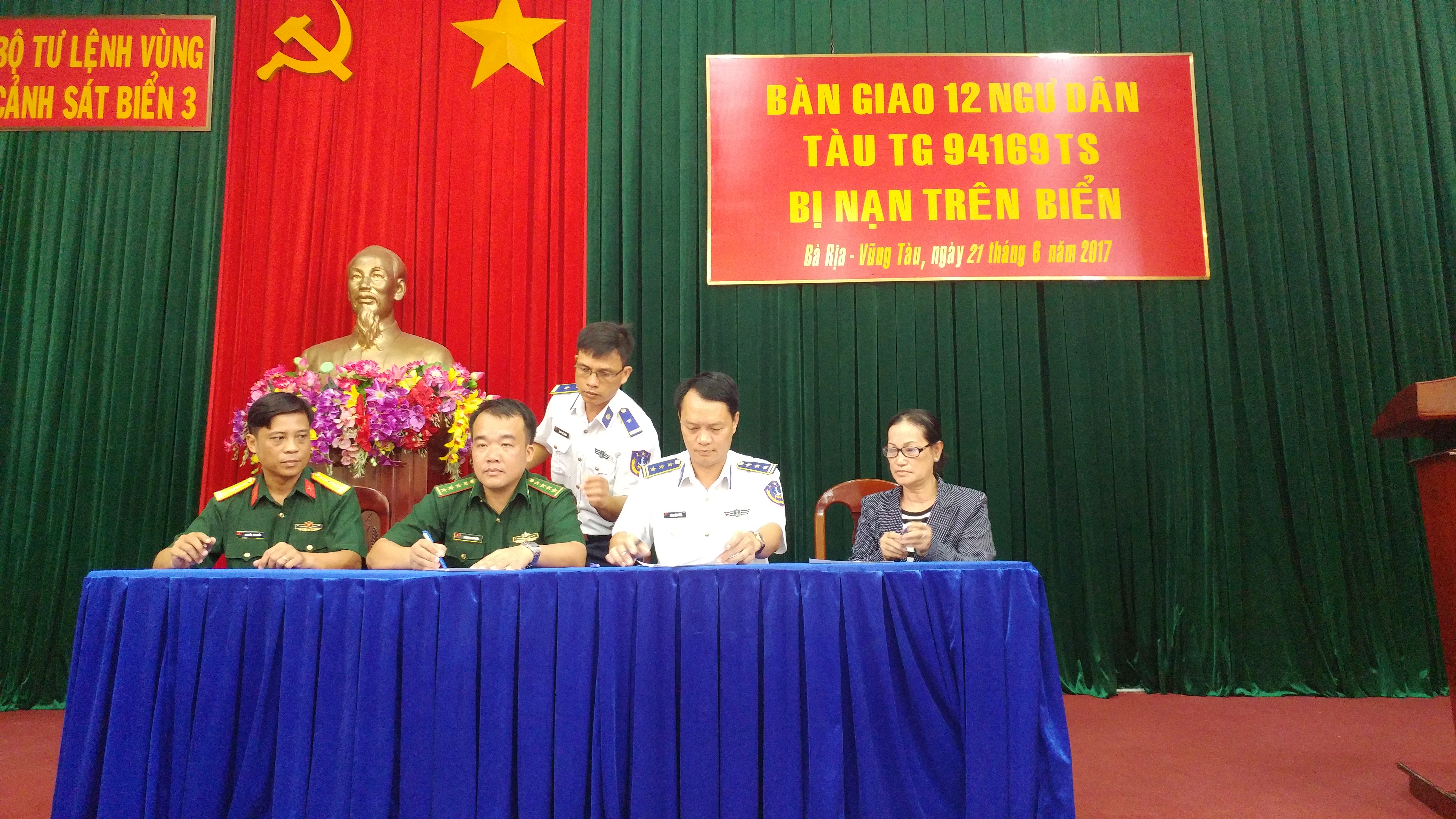 T&agrave;u nước ngo&agrave;i đ&acirc;m ch&igrave;m t&agrave;u c&aacute; tr&ecirc;n biển - Ảnh 4.