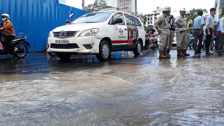 Cột nước cao hơn 5 m bốc l&ecirc;n từ đường L&ecirc; Lợi - Ảnh 2.
