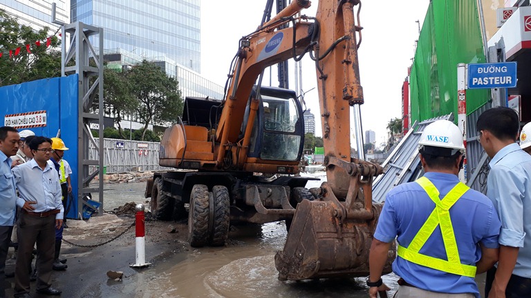 Cột nước cao hơn 5 m bốc l&ecirc;n từ đường L&ecirc; Lợi - Ảnh 3.