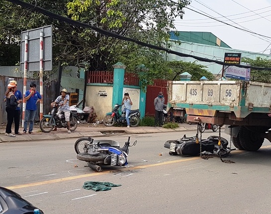 Xe tải t&ocirc;ng h&agrave;ng loạt xe m&aacute;y v&agrave; &ocirc; t&ocirc; ở quận 12 - Ảnh 2.