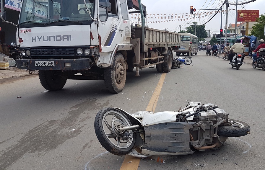 Xe tải tông hàng loạt xe máy và ô tô ở quận 12