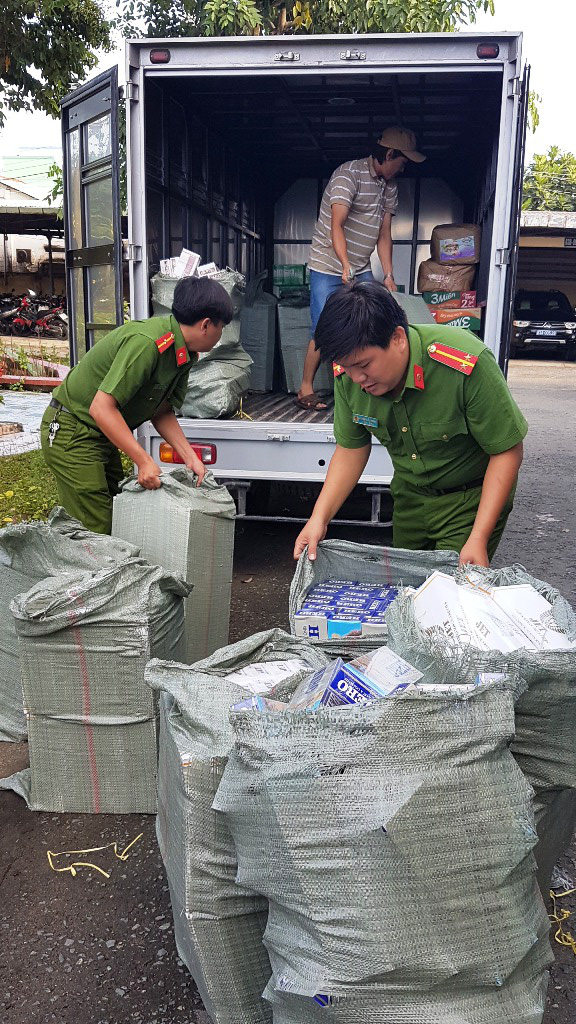 Bắt quả tang nữ doanh nhân buôn hàng lậu lúc rạng sáng - Ảnh 1.