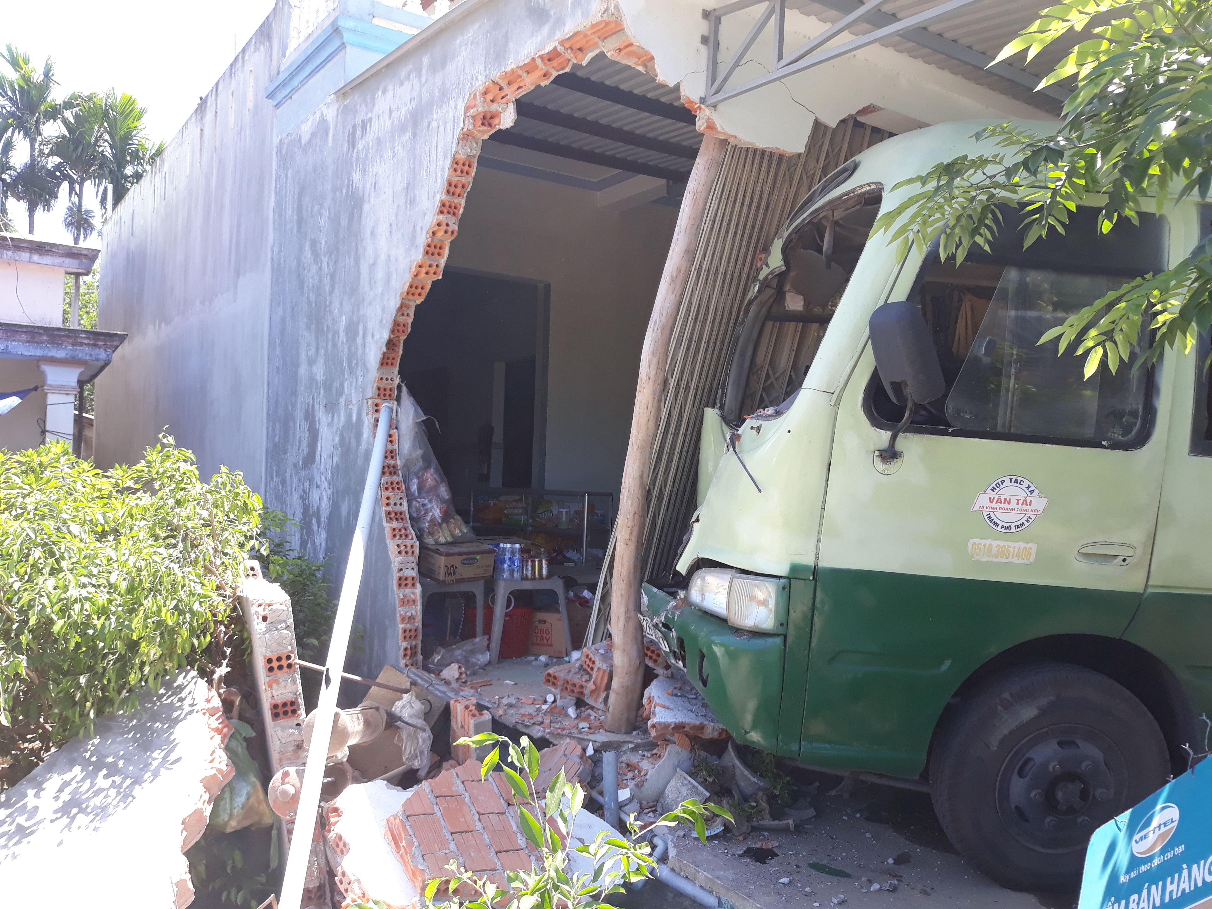 Xe buýt đâm sập nhà dân, nhiều người la hét hoảng loạn