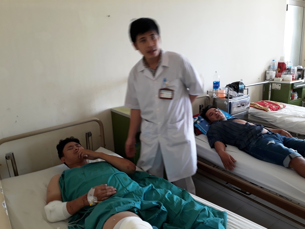 Lật xe gây tai nạn liên hoàn, 11 hành khách bị thương nặng