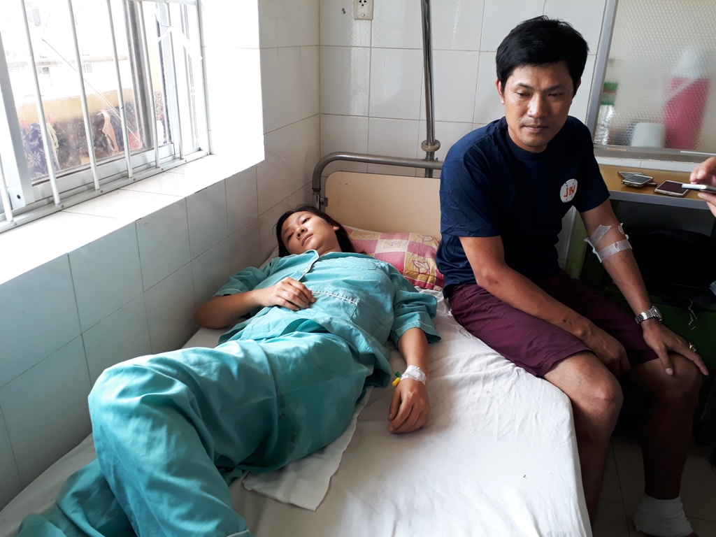 Lật xe gây tai nạn liên hoàn, 11 hành khách bị thương nặng - Ảnh 1.