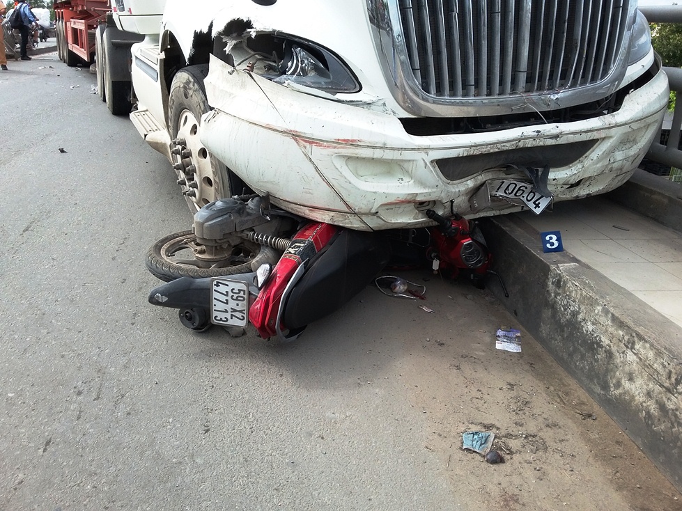 Xe đầu k&eacute;o cuốn một phụ nữ v&agrave;o gầm tr&ecirc;n cầu vượt G&ograve; Dưa - Ảnh 1.