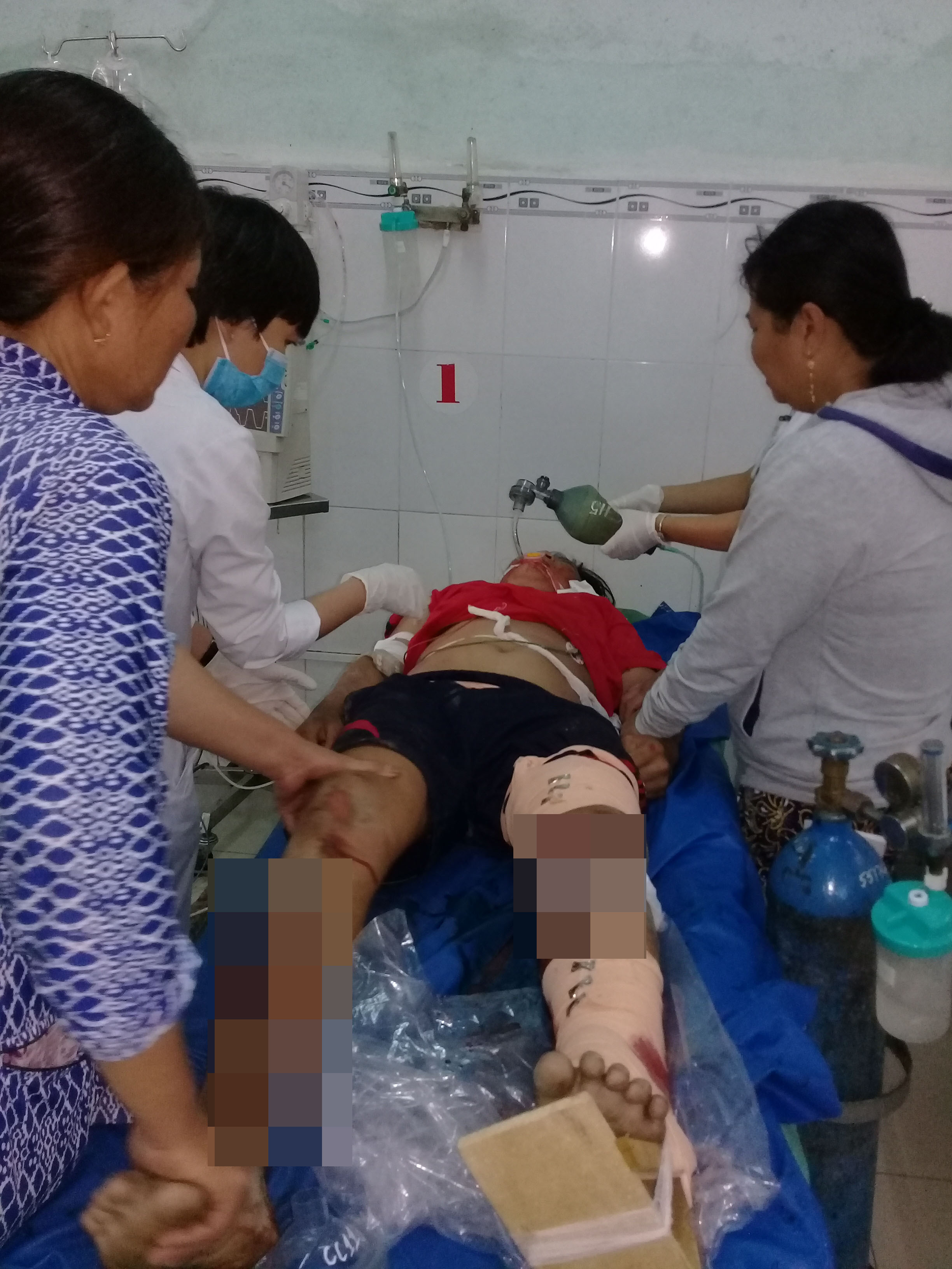 Tuột bánh trước, xe tải tông bé trai nguy kịch - Ảnh 1.