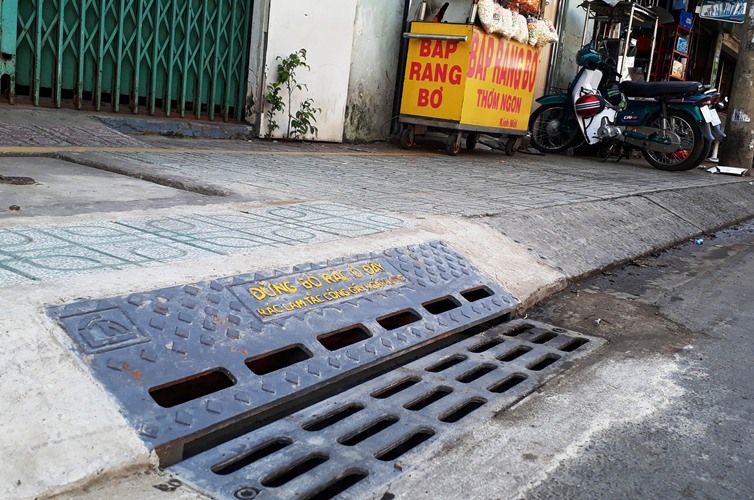 Cận cảnh hố ga ngăn mùi ở TP HCM - Ảnh 6.