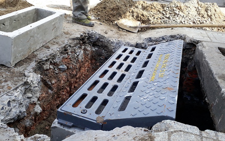 Cận cảnh hố ga ngăn mùi ở TP HCM - Ảnh 5.