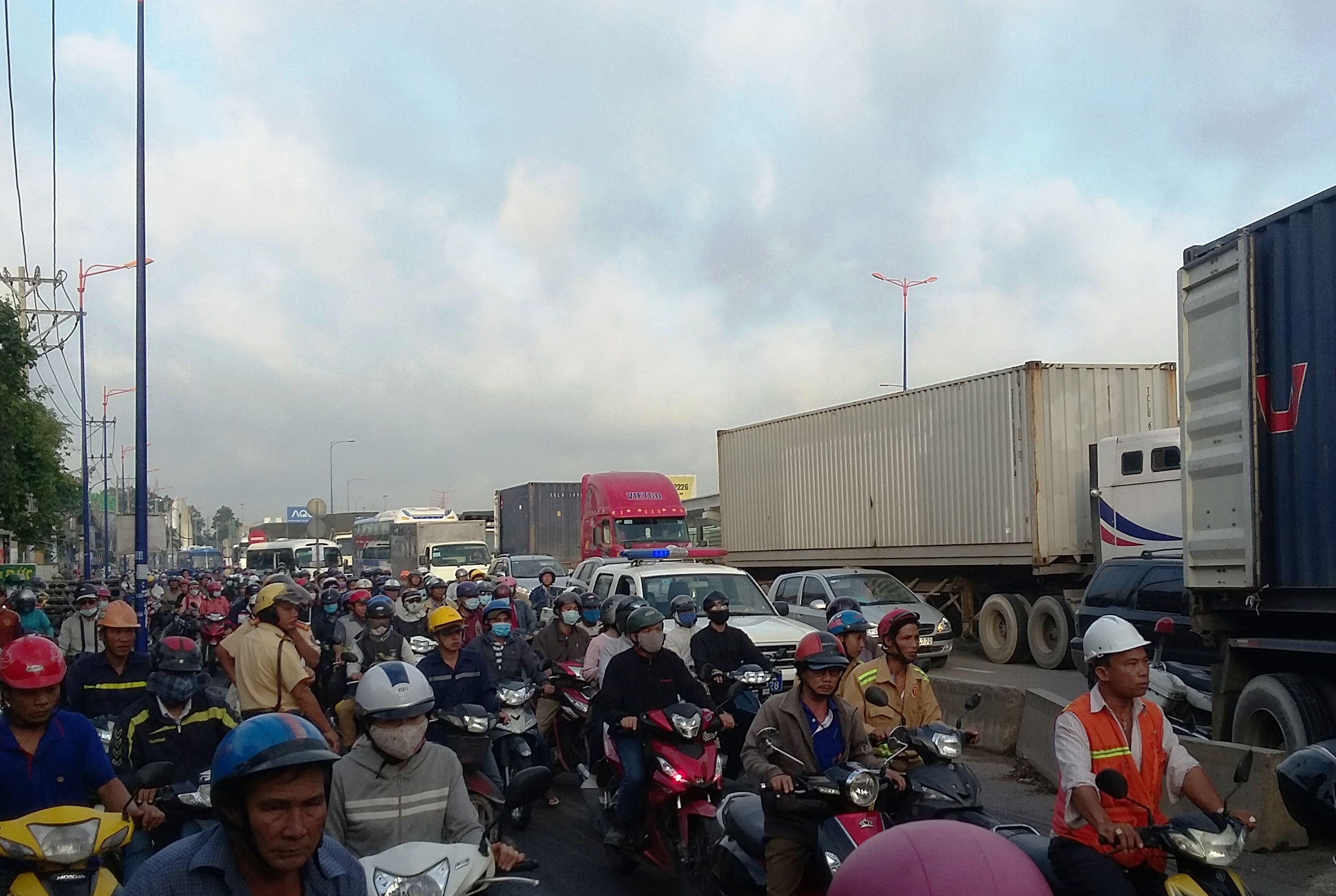 Một xe g&acirc;y tai nạn đủ khiến xa lộ H&agrave; Nội kẹt cứng - Ảnh 4.