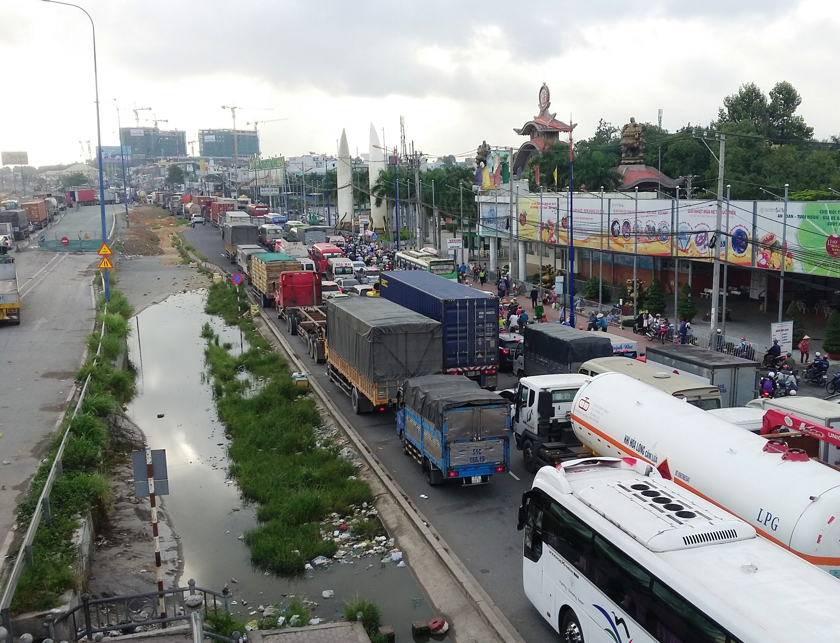 Một xe g&acirc;y tai nạn đủ khiến xa lộ H&agrave; Nội kẹt cứng - Ảnh 3.