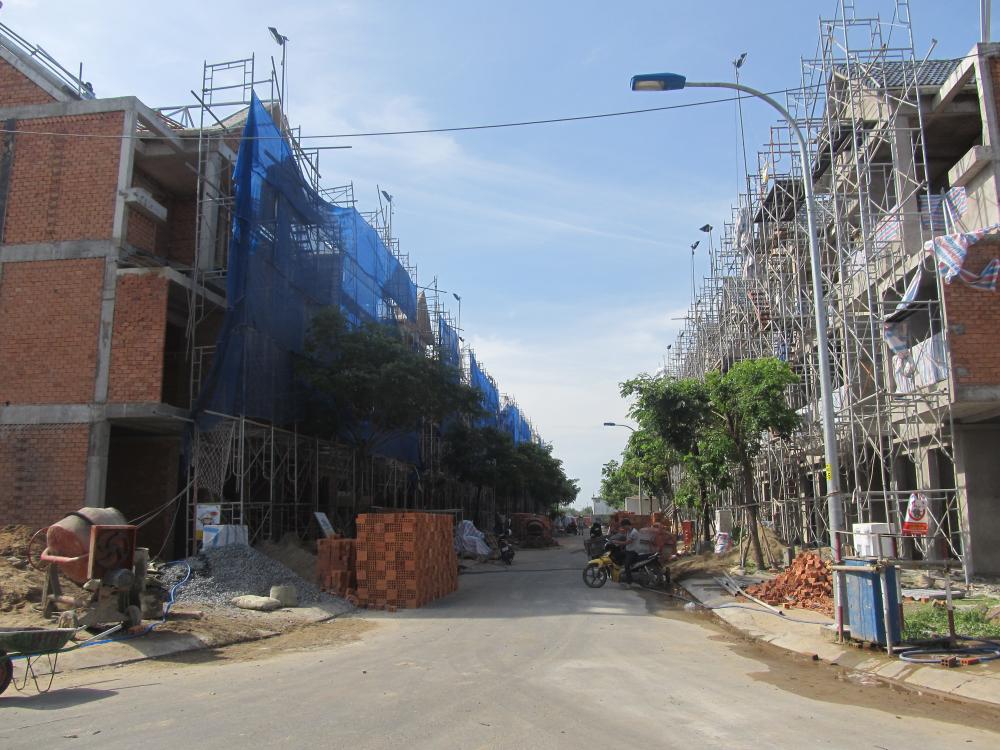 Nhà phố xây thô hút khách mua