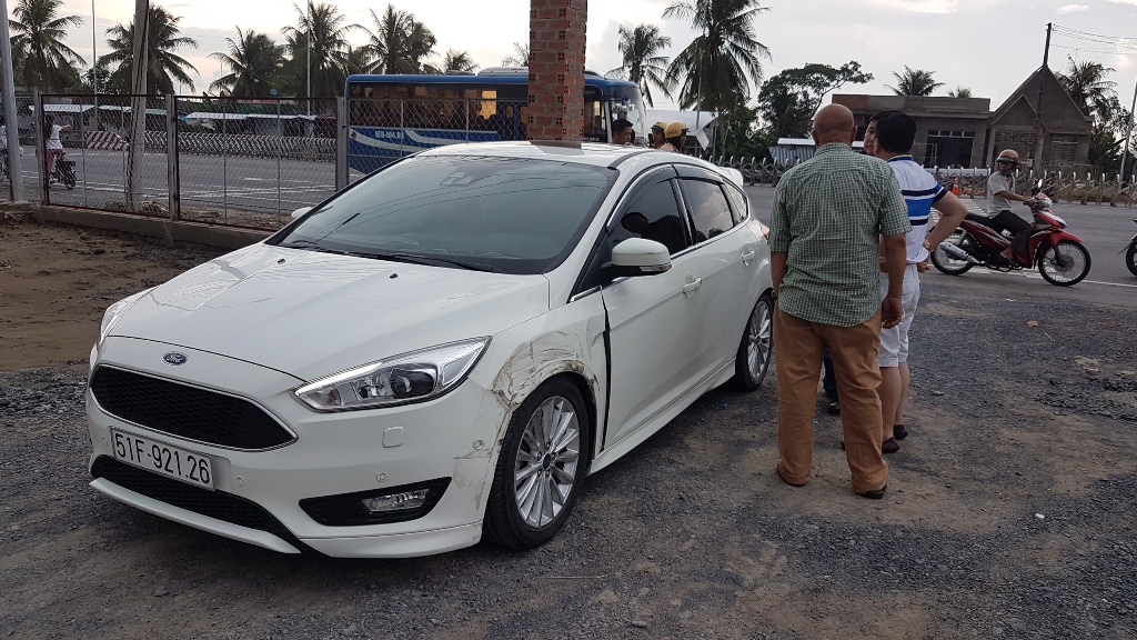 Tạm giữ xe 4 chỗ va chạm với xe Phương Trang rồi bỏ chạy