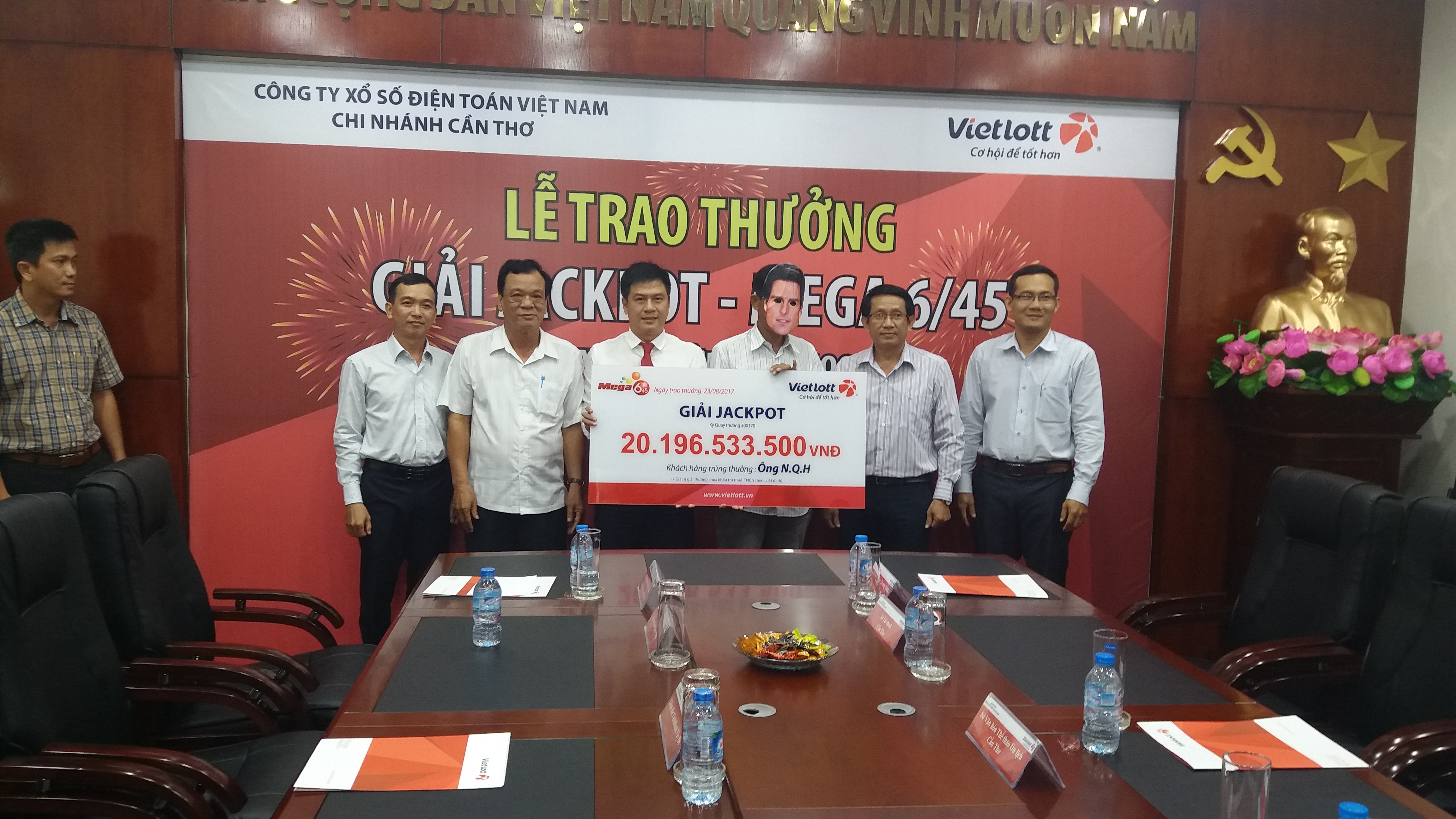 Thợ máy đeo mặt nạ tài tử Tom Cruise nhận thưởng 20 tỉ đồng