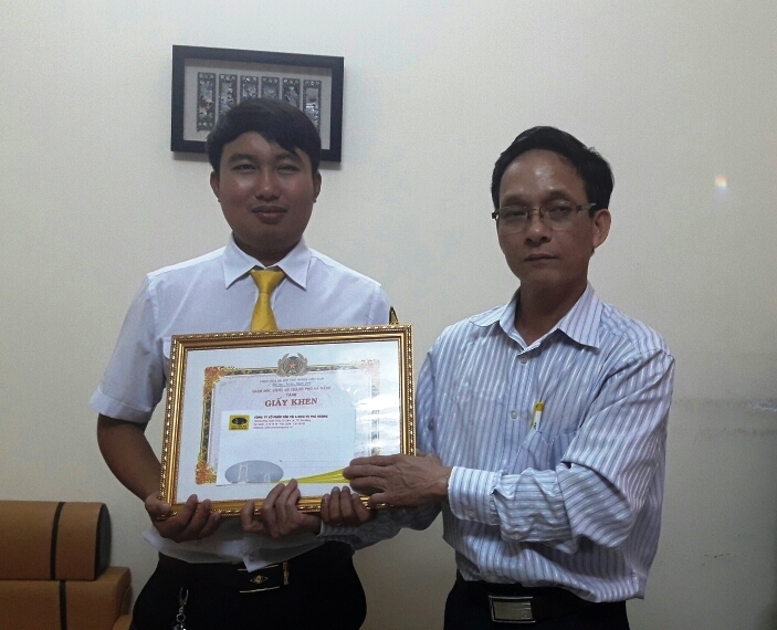 Khen thưởng tài xế taxi trả lại tài sản cho du khách nước ngoài