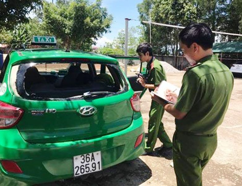 C&ocirc;n đồ xả s&uacute;ng v&agrave;o xe taxi do m&acirc;u thuẫn l&agrave;m ăn - Ảnh 2.