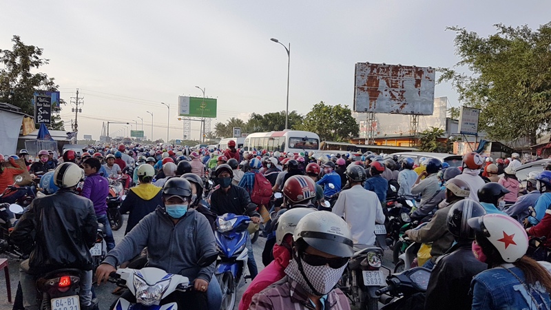 Kẹt xe kinh hoàng ở trạm thu phí Rạch Miễu