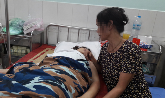 Một nữ giáo viên nghi uống thuốc tự tử
