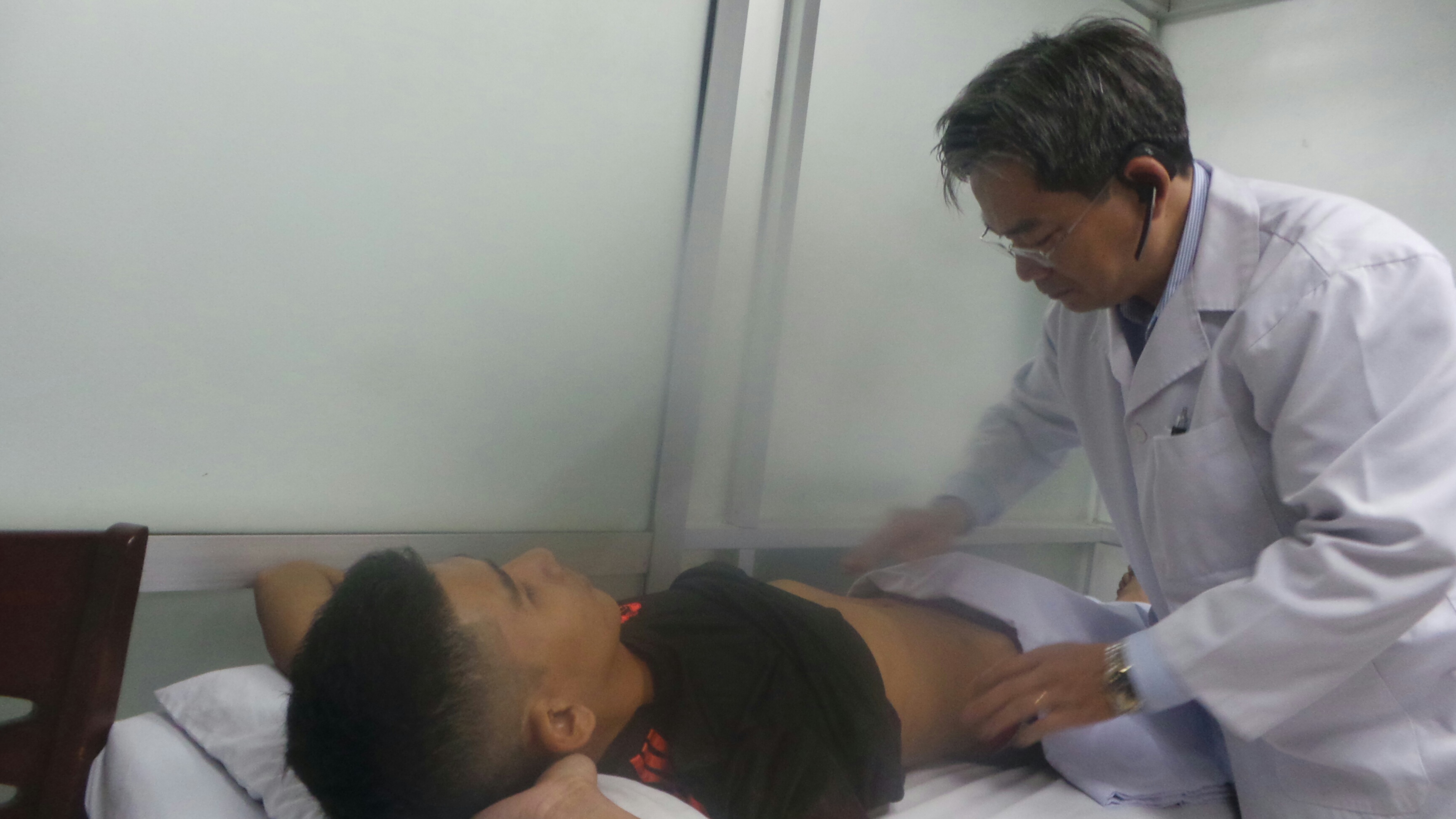 Đi ăn quán, bị xương ếch đâm thủng đại tràng mà không biết - Ảnh 3.