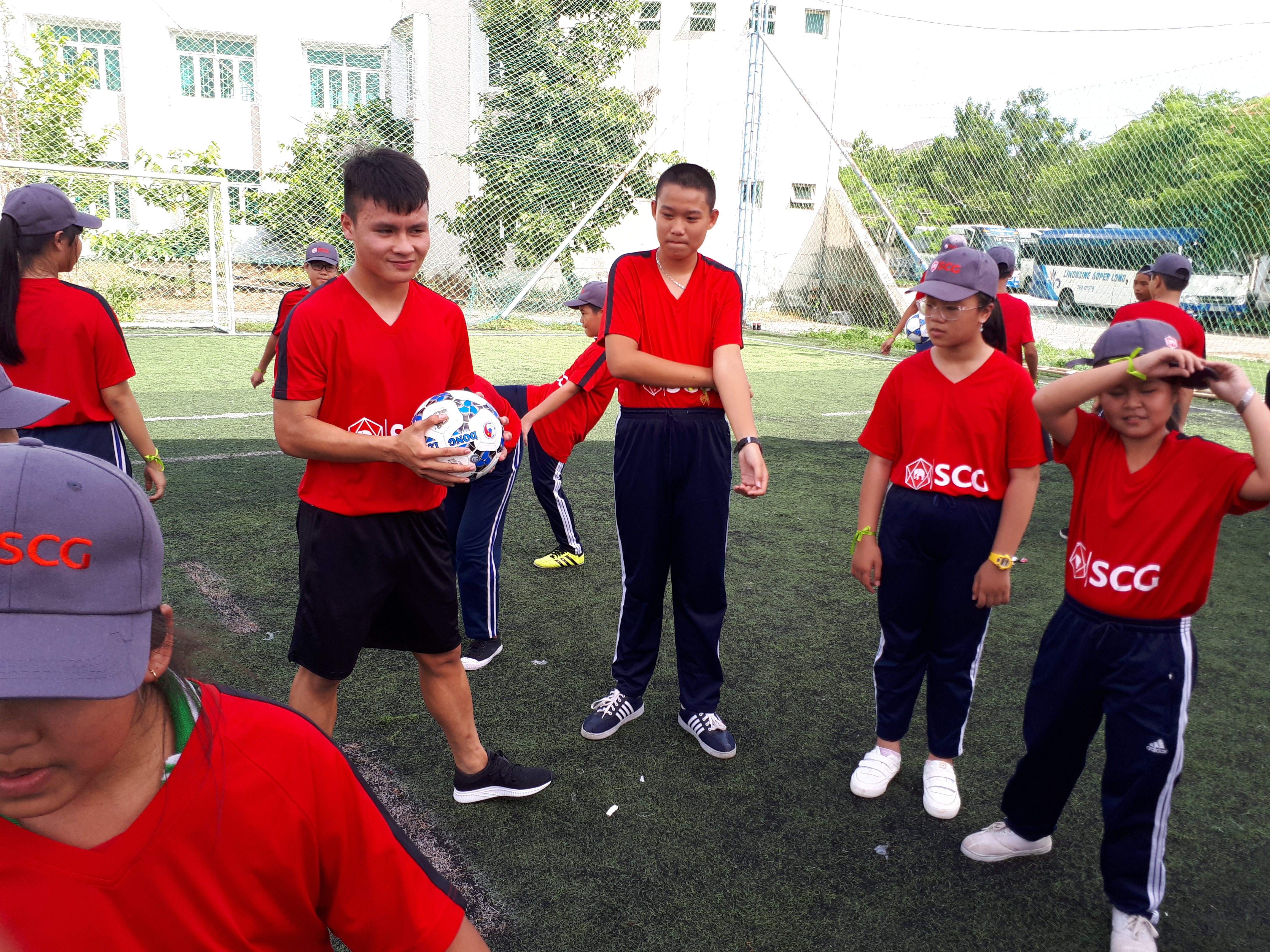 Một buổi l&agrave;m thầy đ&aacute;ng nhớ của tuyển thủ Quang Hải - Ảnh 3.