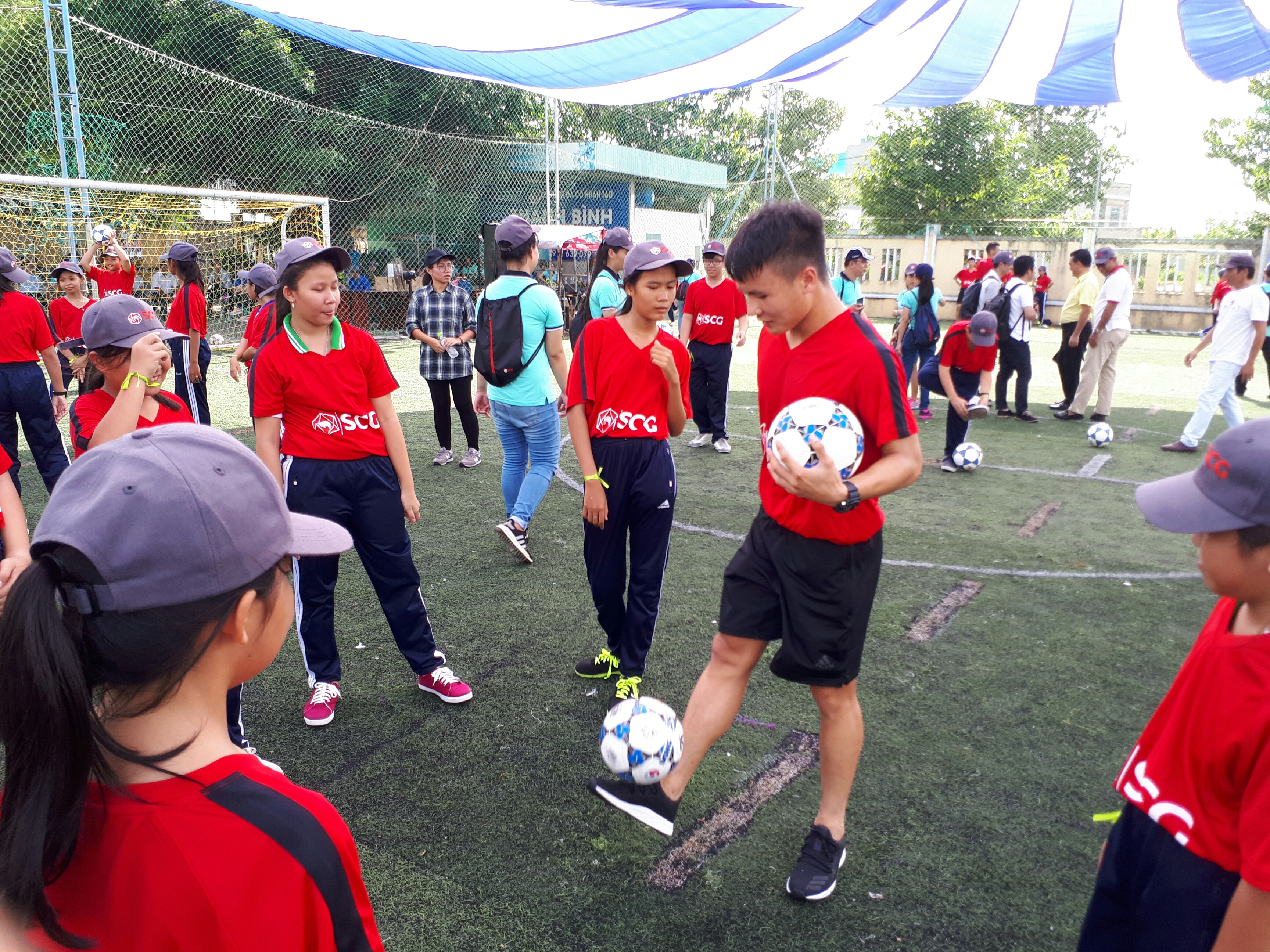 Một buổi l&agrave;m thầy đ&aacute;ng nhớ của tuyển thủ Quang Hải - Ảnh 1.