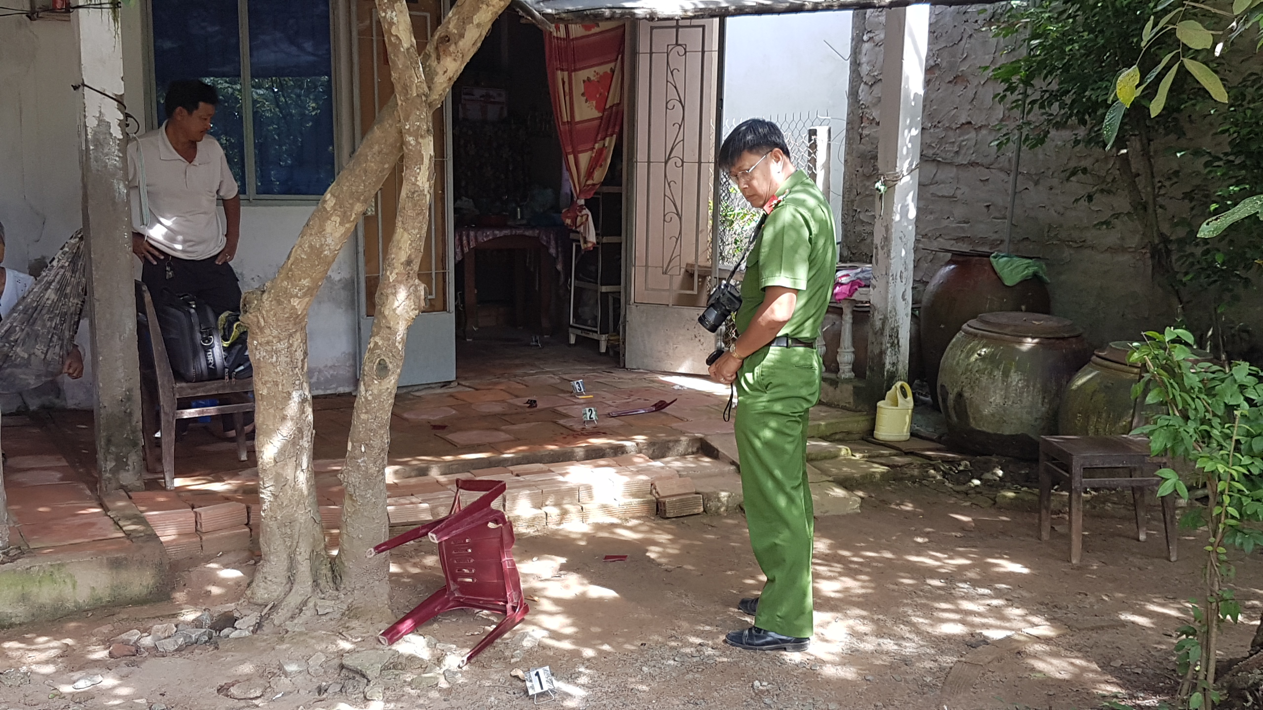 Mới sáng sớm, con rể đâm mẹ vợ và vợ trọng thương