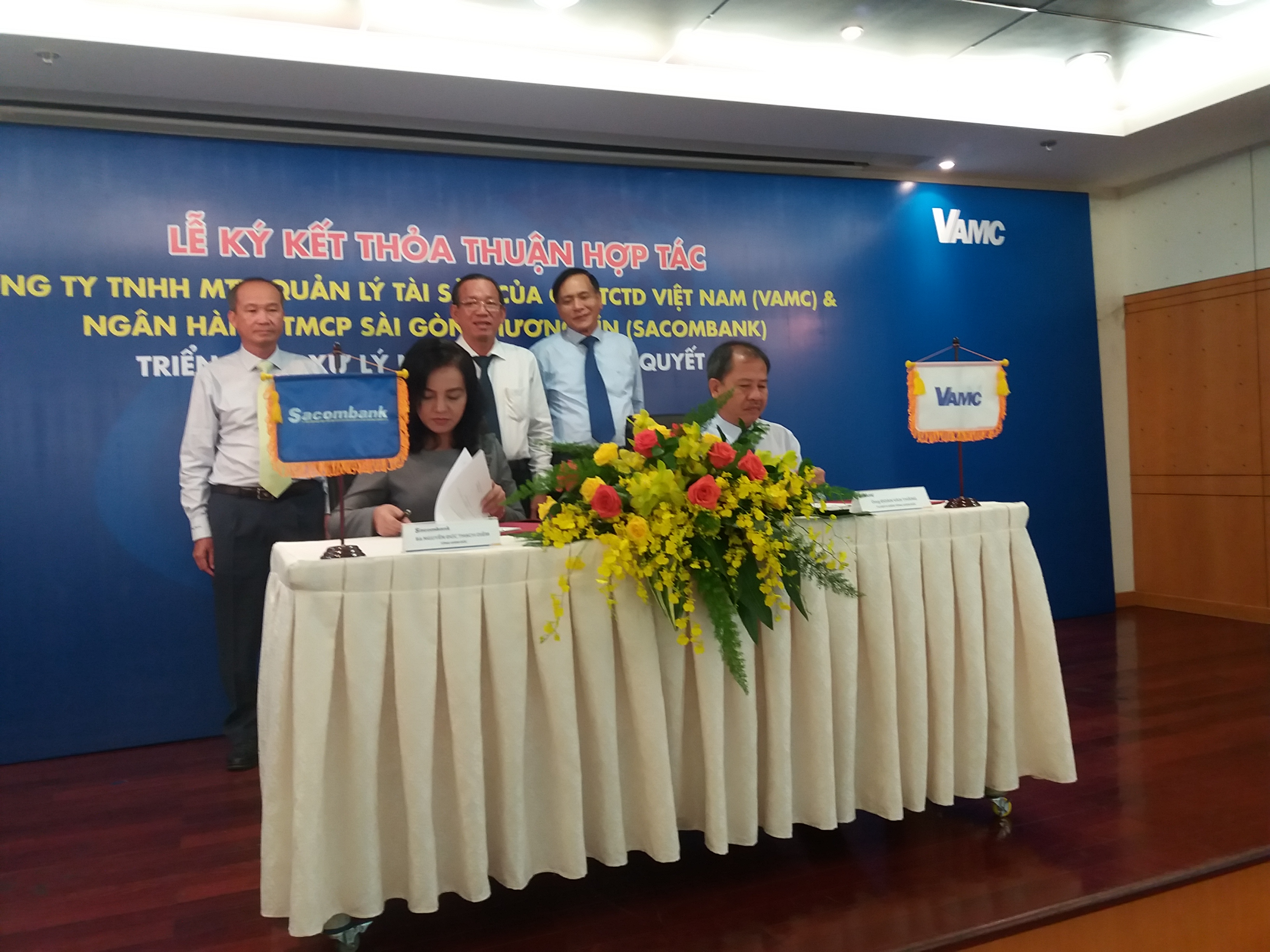 Sacombank bán đứt 2.850 tỉ đồng nợ xấu cho VAMC