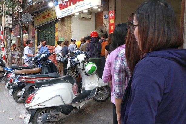 Hà Nội: Xếp hàng dài đợi mua bánh trung thu truyền thống - Ảnh 3.