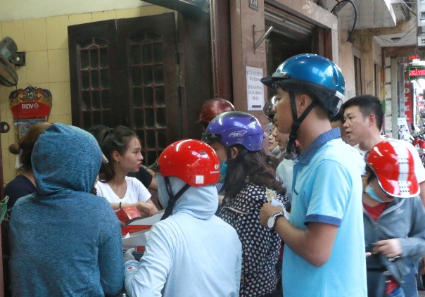Hà Nội: Xếp hàng dài đợi mua bánh trung thu truyền thống - Ảnh 7.