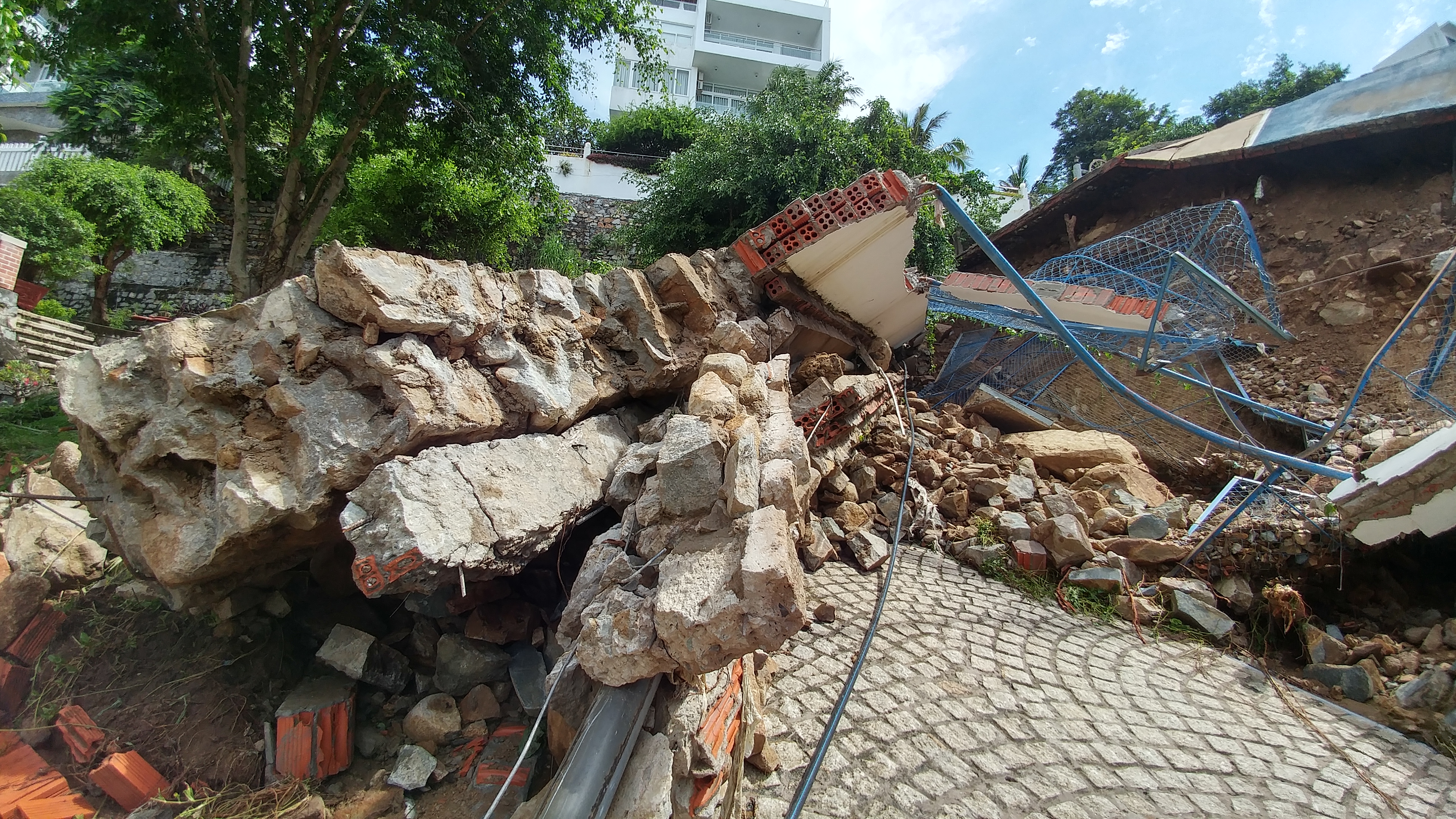 Tường rào, sân bóng ở biệt thự trên Núi Lớn đổ xuống đường