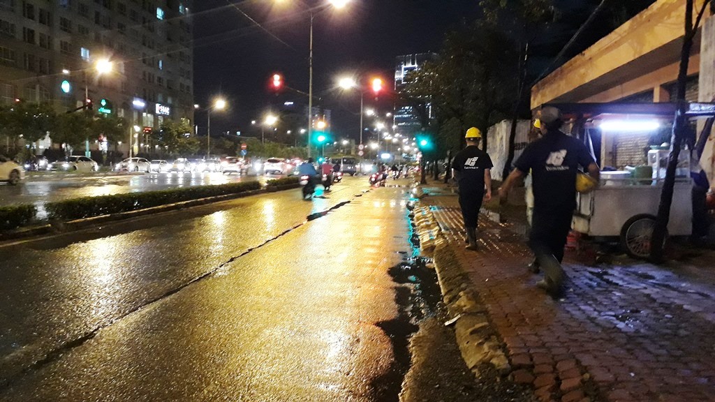 M&aacute;y bơm khủng 3 lần nổ m&aacute;y, đường Nguyễn Hữu Cảnh kh&ocirc;ng bị ngập - Ảnh 2.