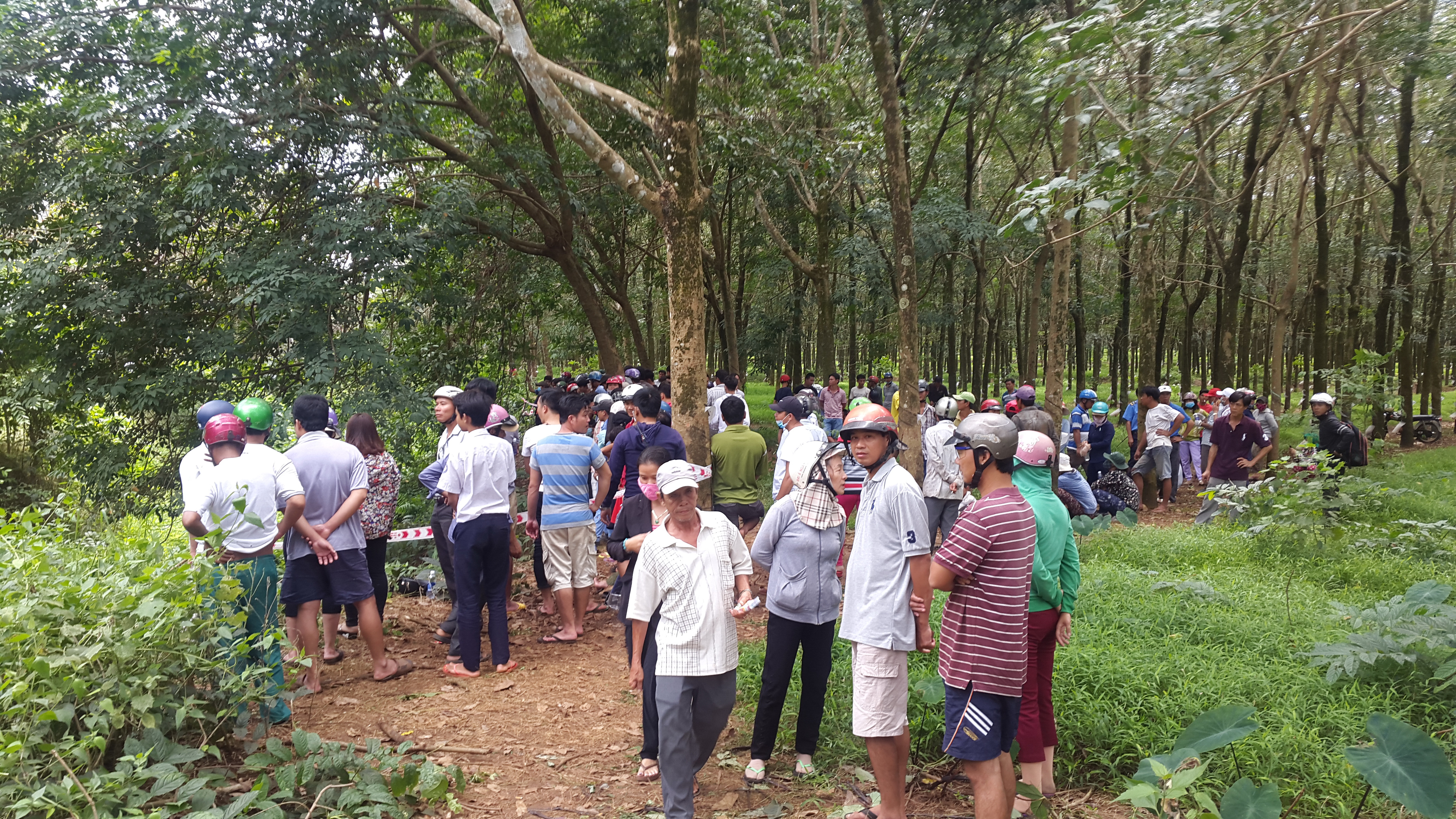 Xác người đàn ông nghi bị đâm dưới mương