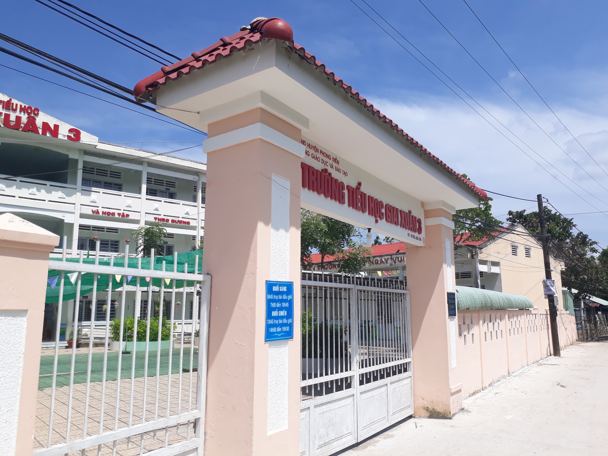 Hiệu trưởng và giáo viên trường tiểu học nghỉ dạy để đi du lịch - Ảnh 1.