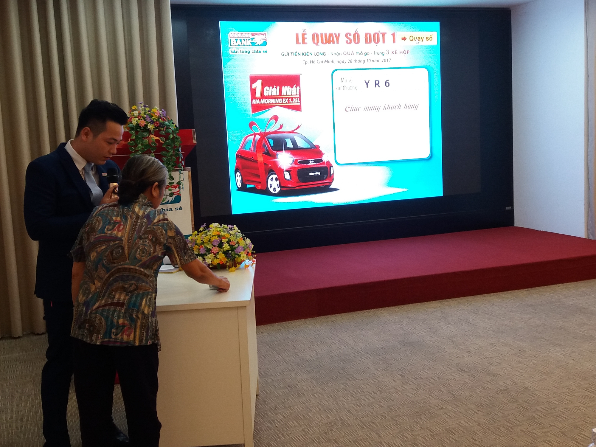 Gửi tiết kiệm trúng “xế hộp” 320 triệu đồng