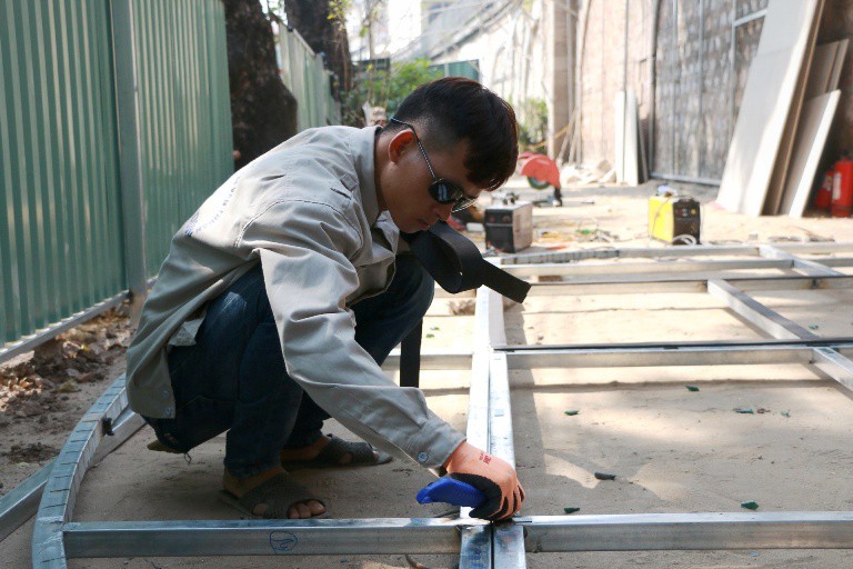 H&agrave; Nội: Chưa đục m&agrave; vẽ b&iacute;ch họa l&ecirc;n v&ograve;m cầu đường sắt - Ảnh 3.