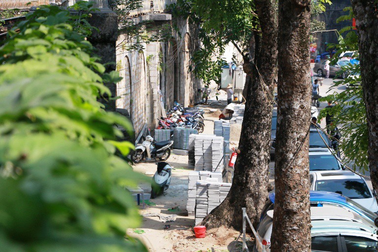 H&agrave; Nội: Chưa đục m&agrave; vẽ b&iacute;ch họa l&ecirc;n v&ograve;m cầu đường sắt - Ảnh 1.