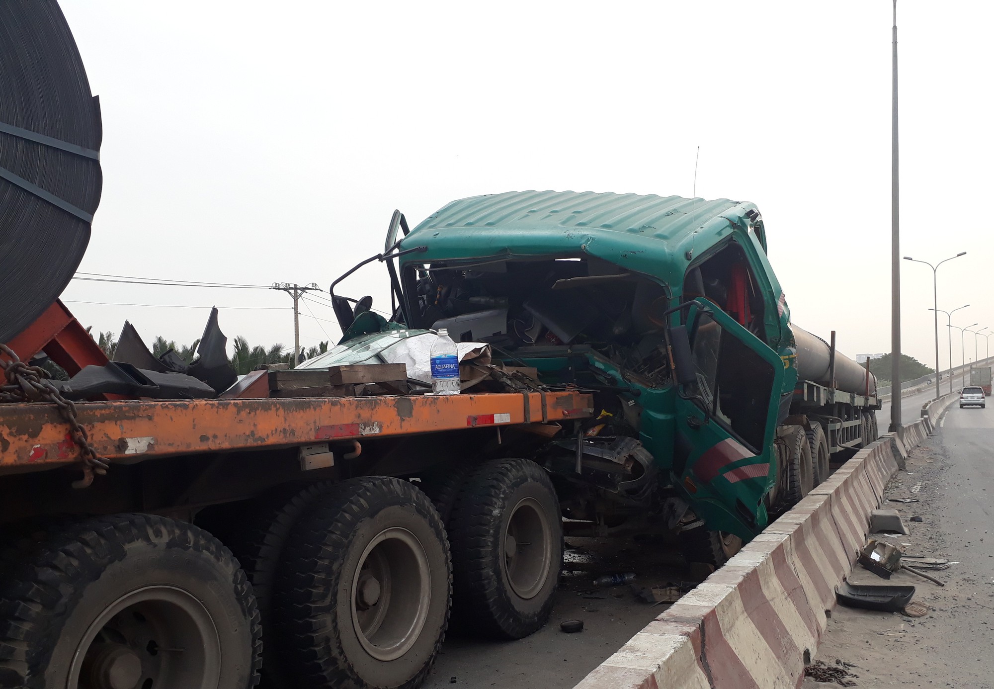 Xe đầu kéo tông nhau kinh hoàng trên cầu Phú Mỹ - Ảnh 1.