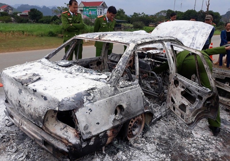 Bất lực nh&igrave;n xế hộp ch&aacute;y ng&ugrave;n ngụt tr&ecirc;n đường Hồ Ch&iacute; Minh - Ảnh 2.