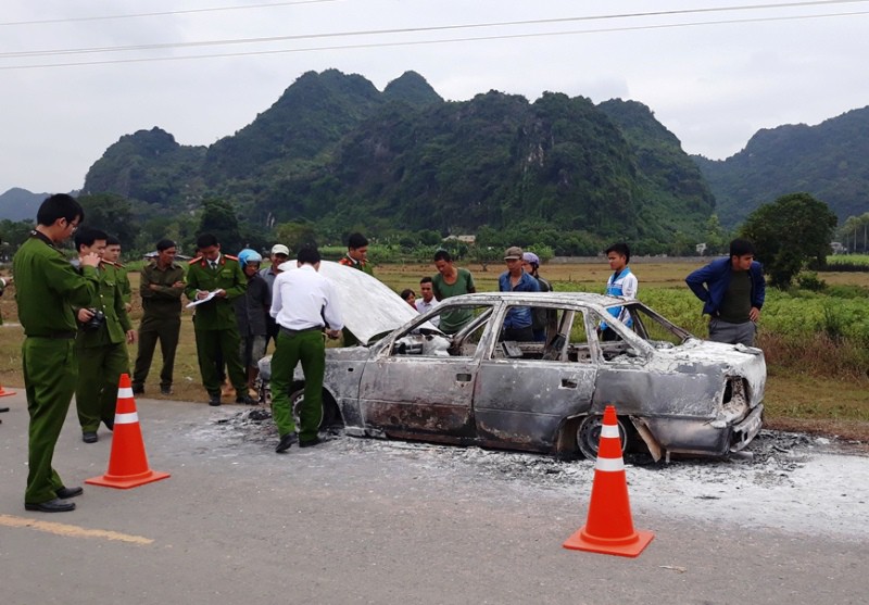 Bất lực nh&igrave;n xế hộp ch&aacute;y ng&ugrave;n ngụt tr&ecirc;n đường Hồ Ch&iacute; Minh - Ảnh 1.